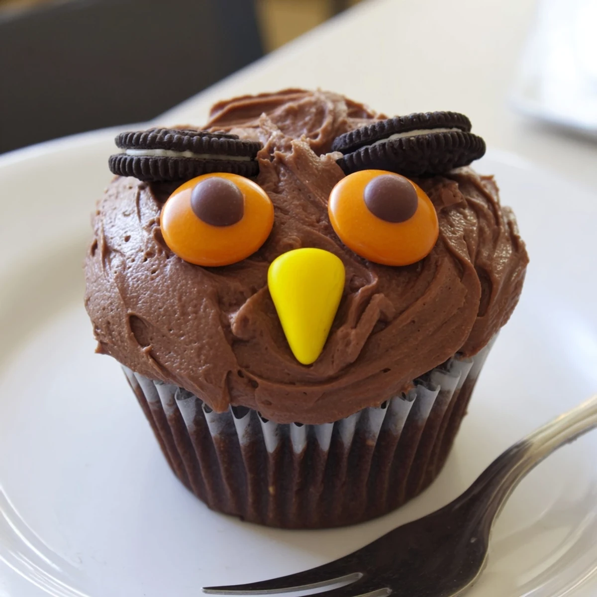 Chocolaty Oreo Owl Cupcakes garnished with creamy cookie owl faces on a decorative platter